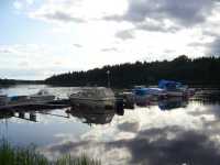Vy över båthamnen med Dalälven uppströms.