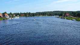 Dallven nedstrms mot Gustafs och Lilllven med Torsngs caf till vnster och Restaurang lvkanten. Bilden tagen frn landsvgsbron mellan Torsng och Tylla.