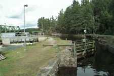 Inside the lock. The gate beeing close, but the railroad bridge is still closed.