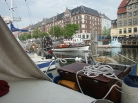 En strid strm av sightseeingbtar kr i kanalen
