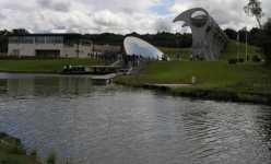 Falkirk wheel sett frn Forth&Clydekanalen.