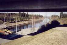 Sulkuportti vastavirtaan ja kanavalinja Onkiveteen päin. Sulku sijaitsee maantien 77 sillan alla.
