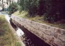 Kanavan suu alavirtaan Oulujärvelle ja Pohjanlahteen päin. Kanavassa on vettä noin metri. Pohja näkyy.