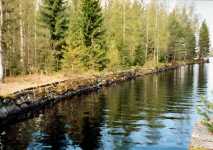 The canal line upstreams. The old stone paving is partly broken.