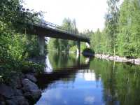 Landsvgsbron r i mitten av kanalen.