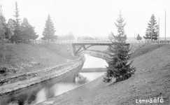 Kanalen gr en svng ovanfr slussen. Den gamla landvgsbron finns  inte kvar. Bilden frn 1920-talet.