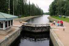 Sulku ja alakanava. Muroleen kanavalla on edelleen kanavavahti, mikä on Suomen kanavilla jo varsin harvinaista.