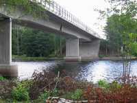 Kanavan rannan puita on raivattu. Mastonkorkeus sillan alla on maksimissaan 5,5 metriä.