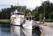 Det lilla passegerarfartyget m/s Heidi och passagerarngaren Suomi byggd r 1905  vid bryggan p vre kanalen.