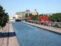 Ourcq-kanalen sedd frn Place de la Vilette. I bakgrunden Grand Moulin de Pantin.