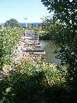 Via tre krafiga betongr�r f�renas Kvilleb�ckskanalen med Frihamnen