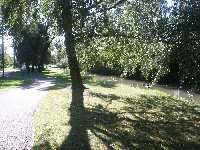 De tv� luckorna till h�ger reglerar intaget till kvillebackens kanal. Till v�nster S�ve�ns naturliga lopp.