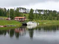 sterdallven nedstrms i Gagnef kyrkby med Caf flottbron och M/S LIsskulla till vnster, fotot taget ifrn flottbron.