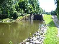 �ttans nedre slussportar uppstr�ms Hj�lmare Docka och H�llby slussar.