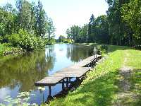 Kanalen uppstr�ms �ttans sluss med v�ntbryggan till h�ger