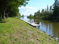 V�ntbryggan uppstr�ms slussen och kanalen mot Hj�lmaren som syns i bakgrunden.