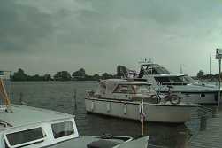 N�jesb�tar i hamnen i Grou.