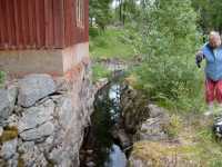 �stra kanalen fr�n hyttans plats s�derut mot h�lldammen f�rbi turbinhuset som kom till vid elektrifireringen.