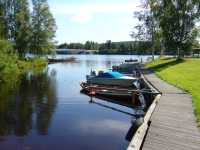 En annan del av bthamnen fr mindre fritidsbtar med Ljusnan och landsvgsbron uppstrms.