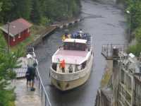 Turisten getting into the first Brekke lock chamber.