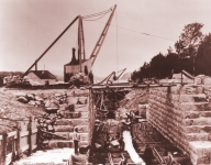 The lock chamber being built within a sheltered weir dam in 1907.