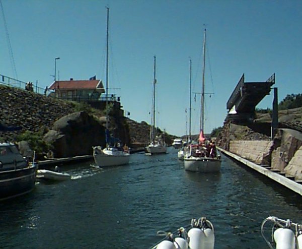 Bron �ver kanalen �ppnad