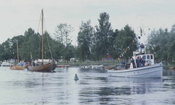 Modern Vikings helped by a tug